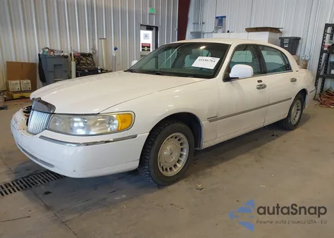 1999 Lincoln Town Car Executive z USA, uszkodzony, nr VIN 1LNHM81W4XY681649